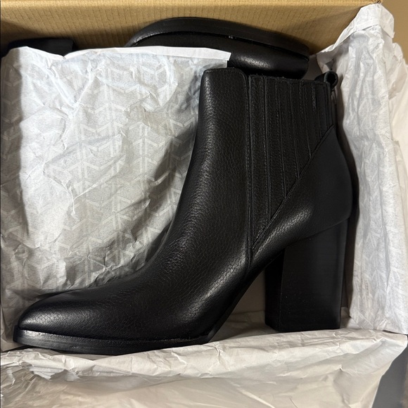 Marc Fisher - Picture 6 of 6